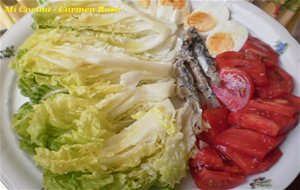 Ensalada De Cogollos De Lechuga Malagueña, Tomates, Huevo Y Sardinas En Conserva. 