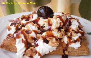 Hojaldre Con Helado, Nata, Caramelo, Cacahuetes Tostados Y Cereza En Aguardiente