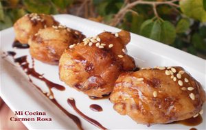 Buñuelos De Queso De Cabra Malagueño Y Canela Con Miel De Caña De La Axarquia Y Ajonjolí