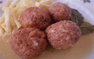 Albondigas De Jibia En Salsa De Cebolla
