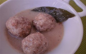 Albondigas En Salsa De Cebolla Con Almendras Y Vino Dulce Moscatel Malagueño
