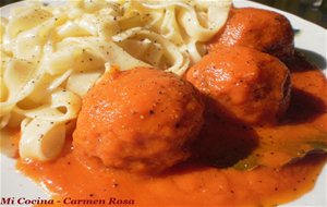 Tallarines Con Albondigas Al Aroma De Albahaca En Salsa De Zanahoria Y Tomate  
