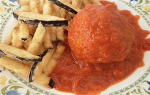 Albondigón De Atún Fresco Con Tomate, Comino Y Berenjenas Fritas
