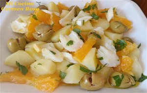 Ensalada Malagueña De Patatas, Bacalao, Naranjas Y Aceitunas. 
