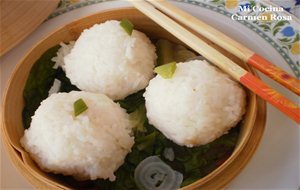 Bolas De Arroz Rellenas De Langostinos Con Jengibre Y Cilantro Al Vapor
