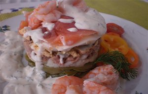 Ensalada Tibia De Atun, Langostinos Y Salmon Con Salsa De Eneldo 
