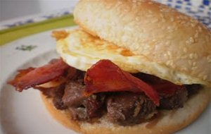 Hamburguesa De Carrillera Iberica Al Vino Tinto, Con Bacon Y Huevo Frito.
