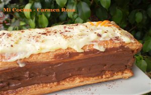 Milhojas Con Relleno De Crema De Chocolate Y Cobertura De Crema De Naranja
