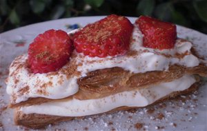 Hojaldre Con Fresas Y Nata Montada
