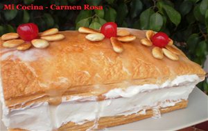 Hojaldre Glaseado Con Aroma De Anis, Relleno De Nata Montada Avainillada Con Flores De Almendras Y Guindas.
