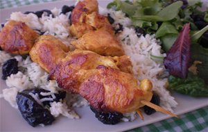 Pinchitos Morunos (pinchitos De Pollo Ras Al Honout) Y  Arroz Basmati Salteadado Con Ciruelas Pasas Y Cilantro
