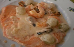 Salmon Al Cava Con Mariscos Y Uvas Moscatel
