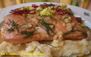 Salmon Gravlax Con Pure De Patatas, Salsa De Mostaza Y Eneldo 
