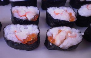 Maki Sushi De Surimi Y Huevas De Salmon
