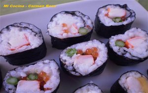 Maki Sushi De Esparragos, Huevas De Salmon Y Surimi (palitos De Cangrejo)
