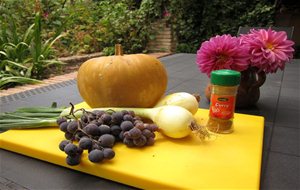 Crema De Calabaza Al Curry Con Guarnición De Uvas.