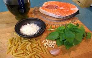 Macarrones Integrales Con Salmón Fresco Y Pesto De Albahaca.