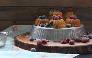 Mini Bundts De Almendra, Chocolate Blanco Y Arándanos.
