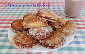 Galletas Fritas Rellenas De Crema Y De Chocolate
