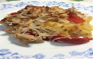 Patatas Fritas Con Atún, Queso Y Pimientos Del Piquillo 
