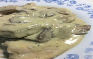 Filetes De Pollo Con Nata Y Champiñones 
