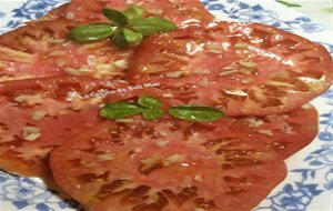 Ensalada De Tomates Con Ajo Y Un Toque De Albahaca 
