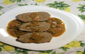 Rollo De Carne Picada En Salsa Al Estilo De La Abuela 
