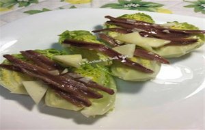 Ensalada De Cogollos De Lechuga Con Anchoas Y Queso Curado
