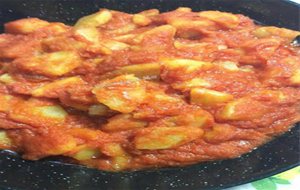 Patatas Fritas Con Tomate Casero 
