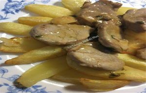 Solomillo Al Ajillo Con Patatas Fritas 
