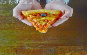 Pizza Boloñesa Con Borde Relleno De Queso Sin Lactosa