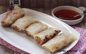 Rollitos Tailandeses Con Salsa Chili Dulce.
