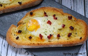 Tosta De Ajo, Mozzarella Y Huevo De Codorniz.
