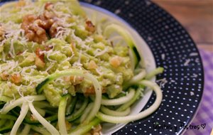 Espaguetis De Calabacín Con Pesto De Aguacate
