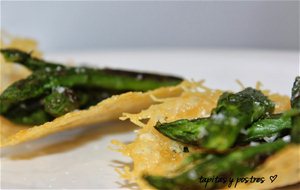 Tejas De Parmesano Con Espárragos A La Plancha.
