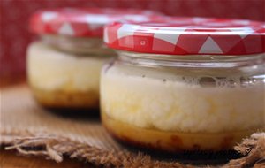 Tocino De Cielo Con Crema De Yogur Y Piñones.
