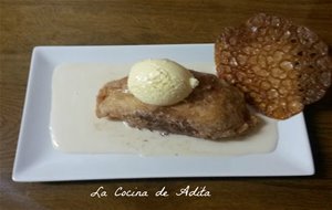 Torrija, Sobre Crema Inglesa, Con Helado Y Crujiente
