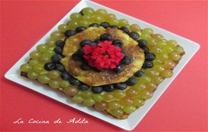 Tarta Con Uvas Fresas Y Arándanos
