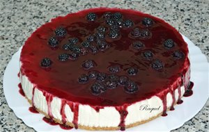 Tarta De Yogur Griego Con Cobertura De Mermelada De Moras Silvestres
