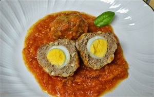 Albóndigas Rellenas Con Huevo De Codorniz En Salsa 
