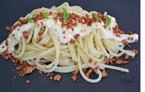 Espaguetis Con Crema De Queso Y Crujiente De Jamón 
