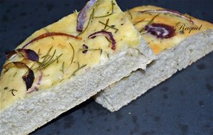 Focaccia Con Cebolla Morada Y Romero 
