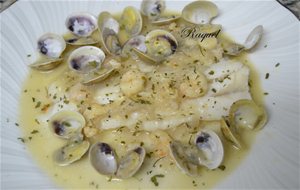 Merluza Con Gambas Y Almejas En Salsa
