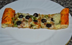 Pizza De Atún Canónigos Y Aceitunas
