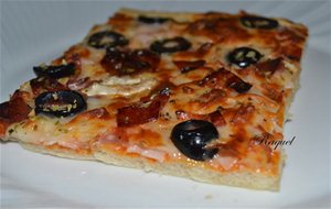 Pizza De Fuet Jamón De Pavo Y Olivas Negras
