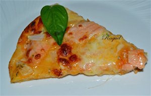 Pizza De Salmon Y Cebolla Con Salsa De Ajo Y Perejil Y Perlas De Mozarella 
