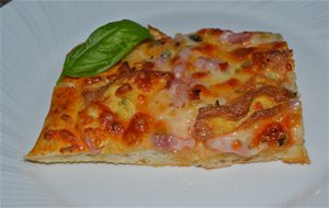 Pizza De Bacon Tortilla Y Queso Roquefort
