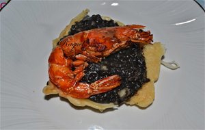 Risotto Con Calamar En Su Tinta Sobre Cestita De Parmesano
