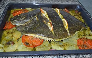 Rodaballo Con Patatas Y Verduras Al Horno 
