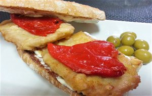 Bocadillo De Empanado De Pollo Con Pimientos Del Piquillo
